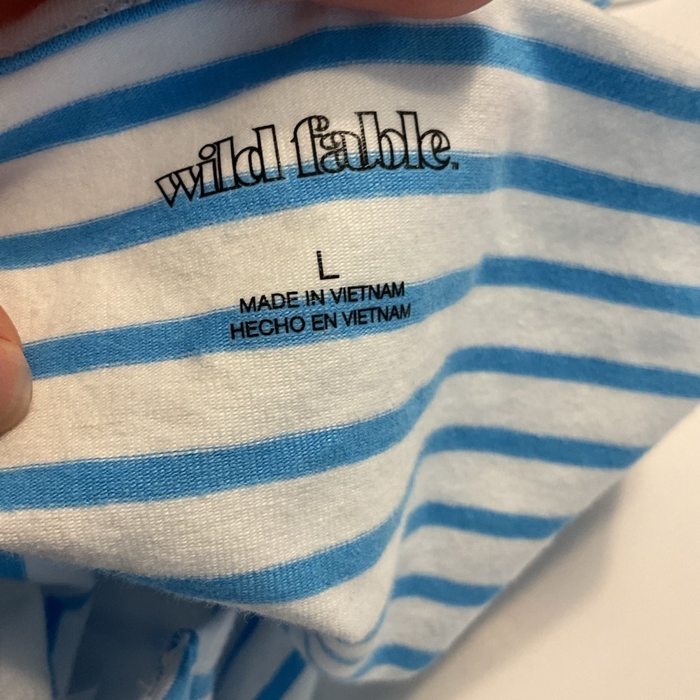 ❤️3/$15 Wild Fable Blue and White Striped Top Size L (NWT) - Picture 4 of 5